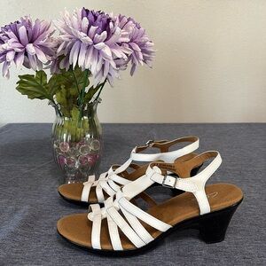 Clarks Leather White Sandals Open Toe Buckle Clasp 2” Heel US Womens Size 8